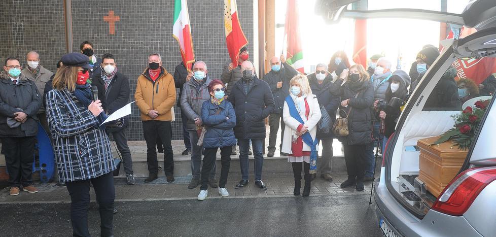 Modena «Addio Aude, la tua idea di futuro resterà» Fiori, un lungo applauso e “Bella ciao” 