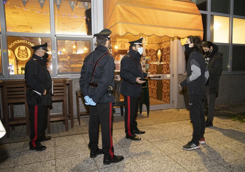 Spilamberto Aprono il pub: multati con tre clienti «Non abbiamo altra scelta per campare» 