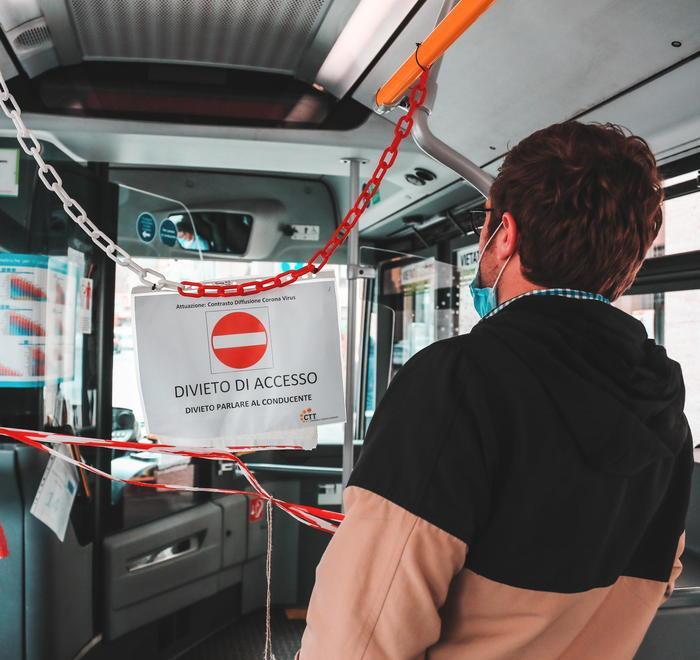 Bonus per viaggiare sugli autobus, ma niente rimborsi per gli abbonamenti 