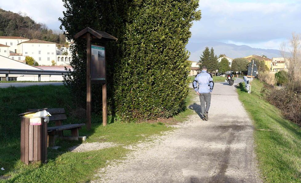 Quindicenne accoltellato in una rissa, caccia ai filmati dello scontro tra ragazzi 