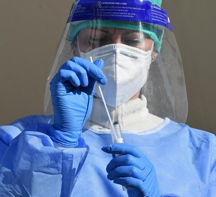 Tamponi agli studenti, esclusi due istituti della Lucchesia: è polemica