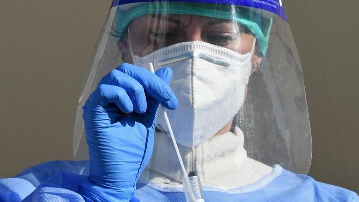 Tamponi agli studenti, esclusi due istituti della Lucchesia: è polemica