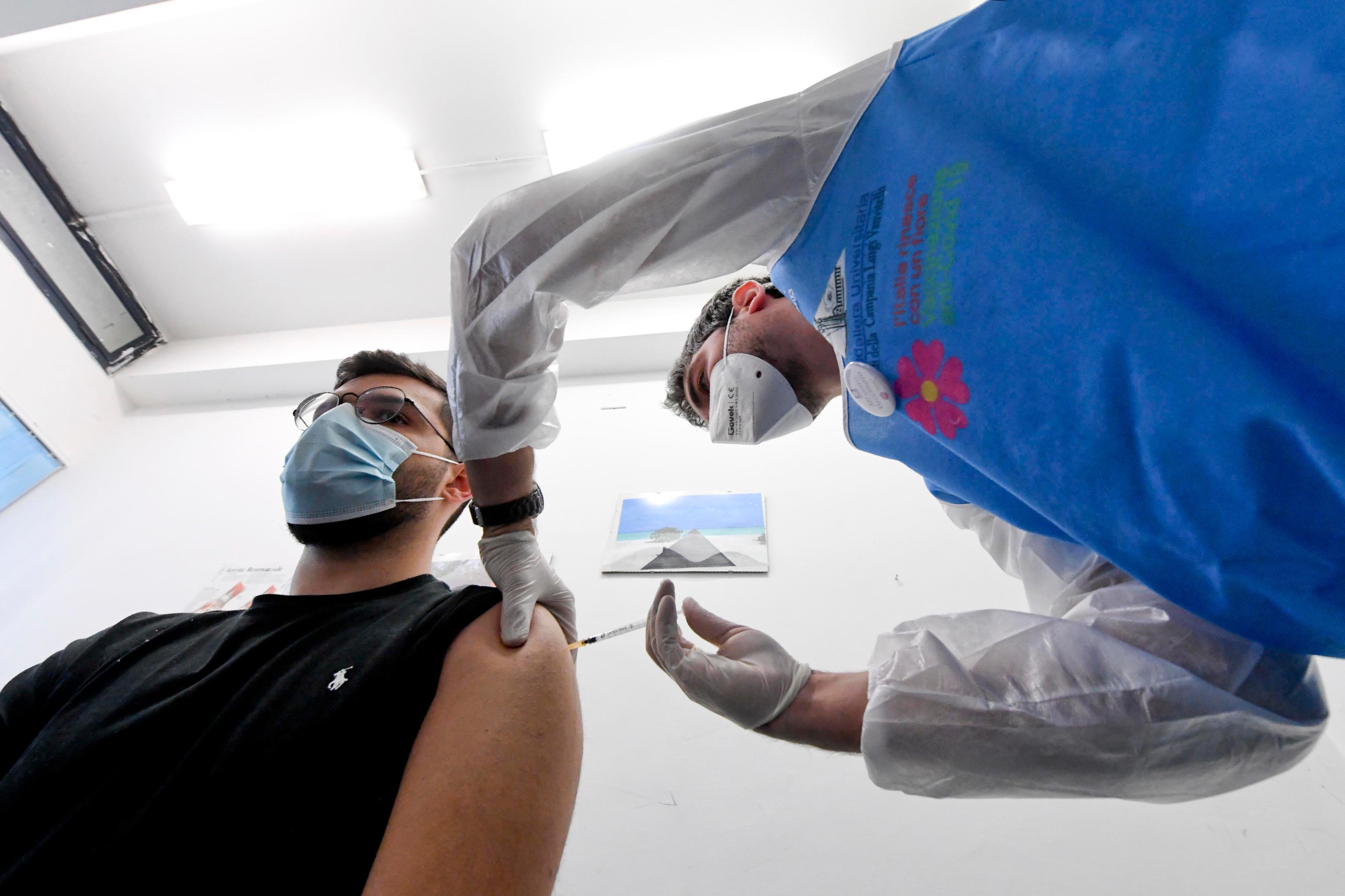 Vaccini, la Sardegna rallenta: somministrazione al 60 per cento