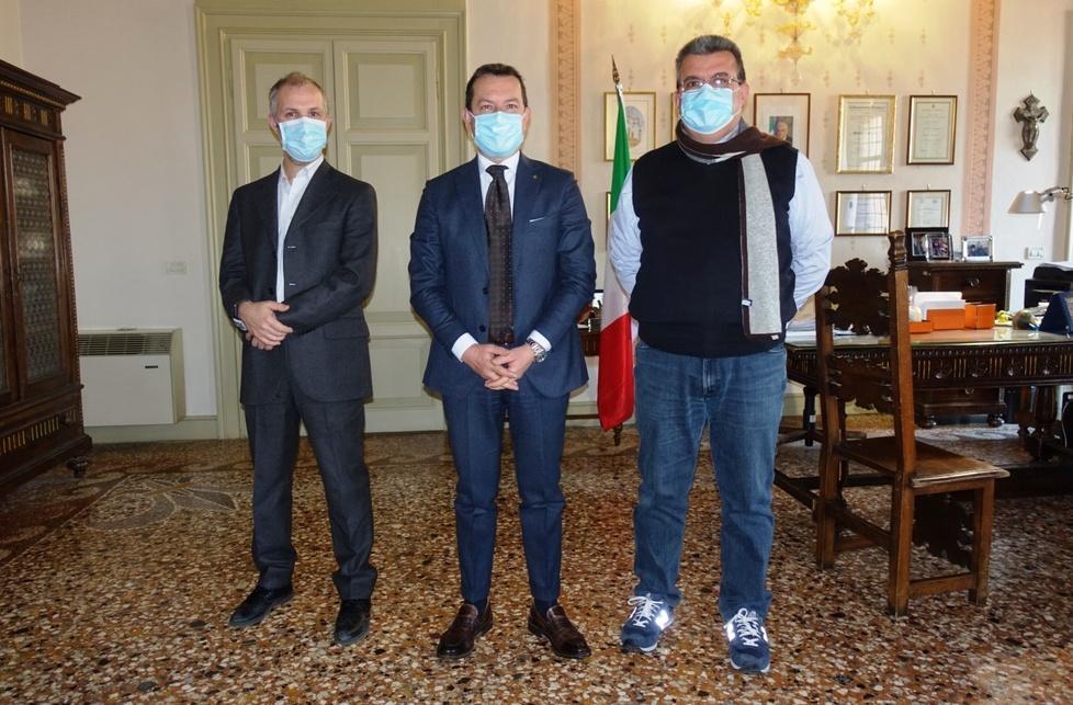 Nicola Scolamacchia (Confesercenti), il prefetto Michele Campanaro e Claudio Peretti (Fiepet)