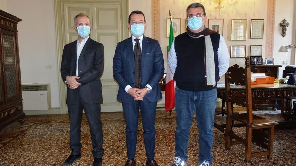 Nicola Scolamacchia (Confesercenti), il prefetto Michele Campanaro e Claudio Peretti (Fiepet)