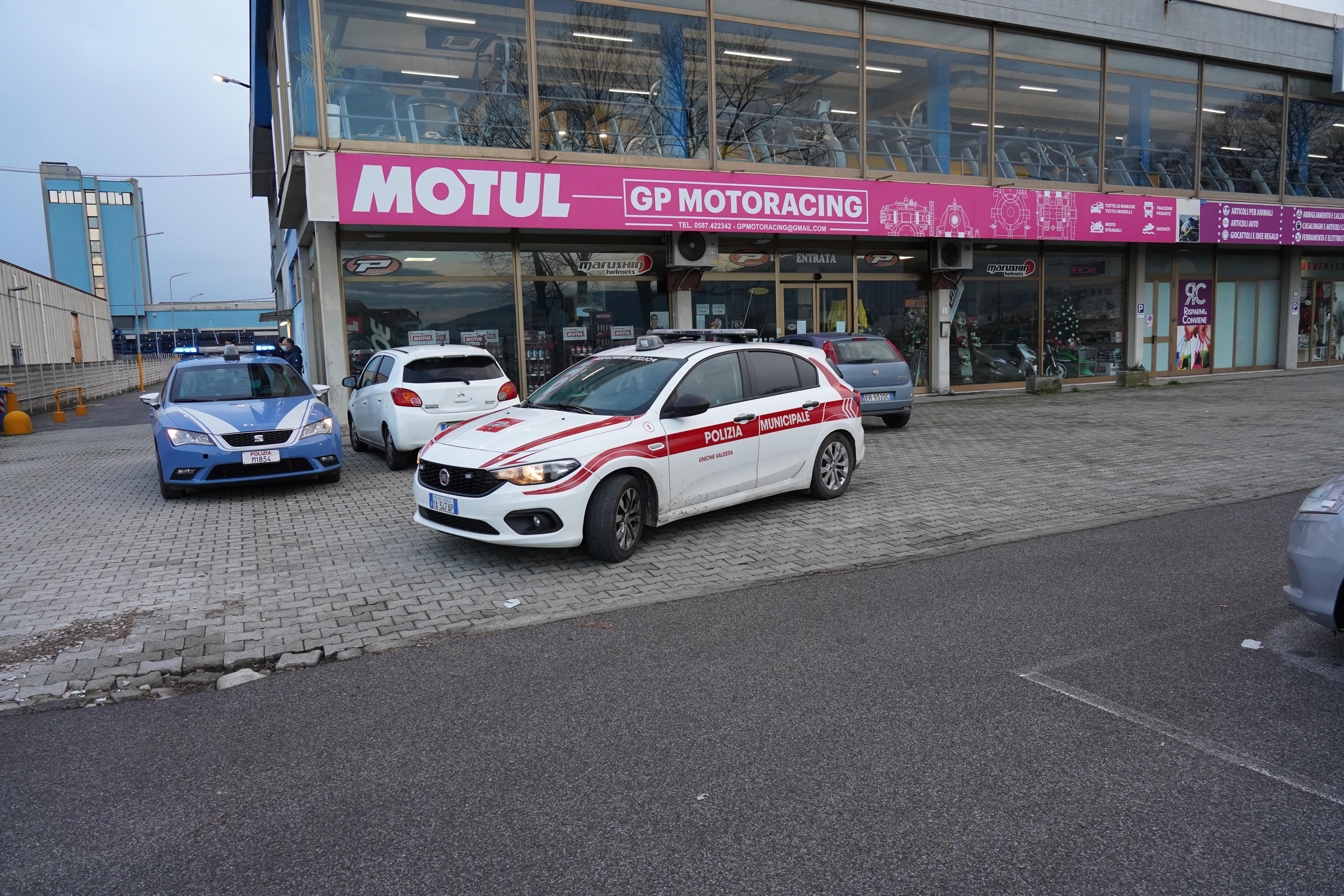 I controlli alla palestra GimFive di Fornacette che aveva annunciato l'apertura malgrado le misure anti- Covid del governo (Foto Franco Silvi)