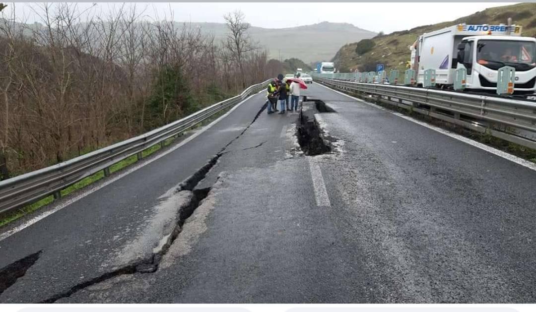 Sassari, un tratto della 131 si spacca in due: traffico deviato tra Cossoine e Bonorva 