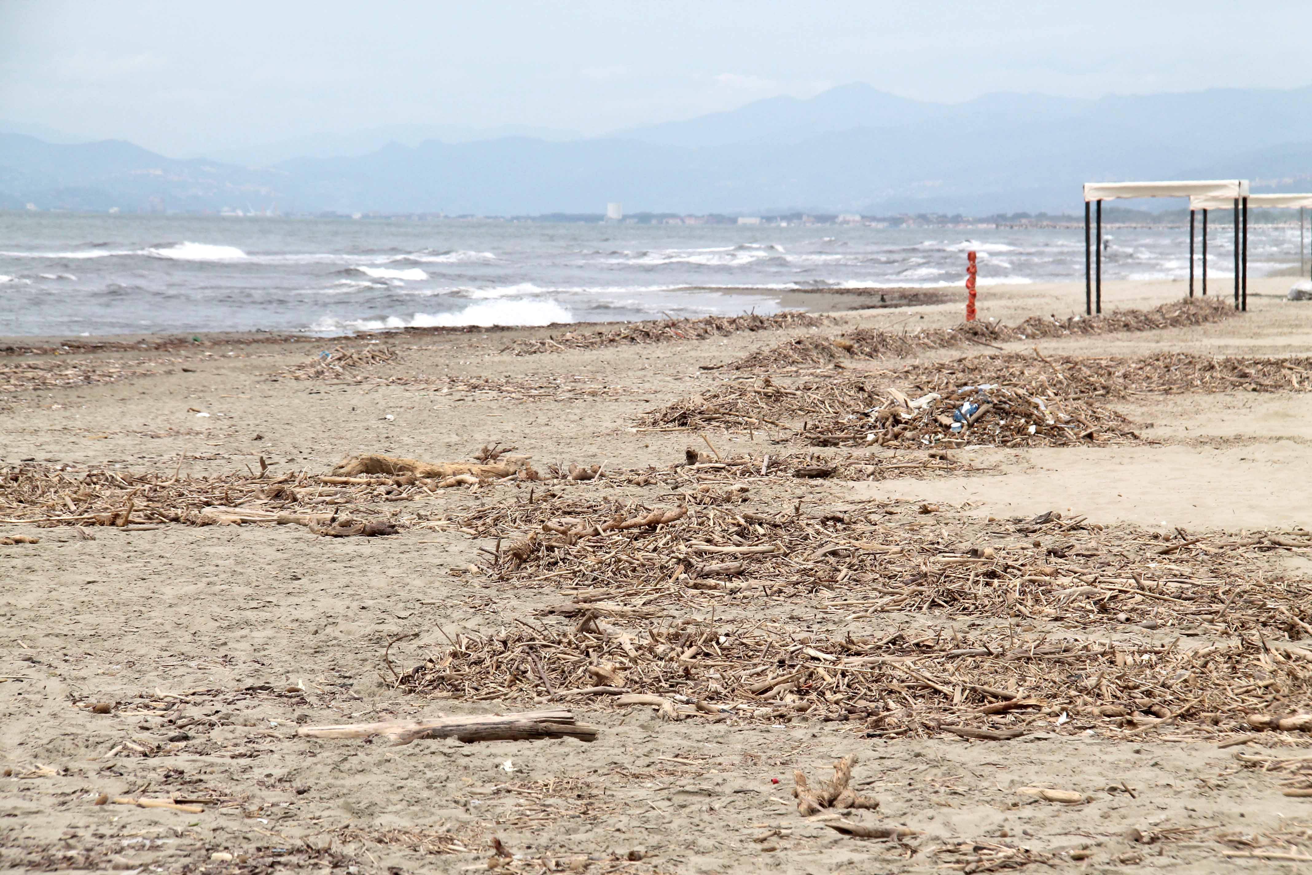Filma la partitella sulla spiaggia, scoppia la lite con un genitore