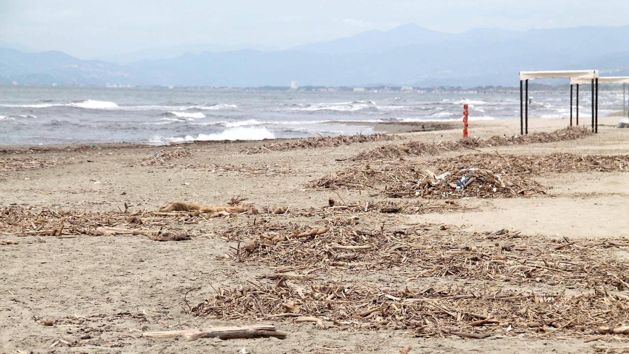 Filma la partitella sulla spiaggia, scoppia la lite con un genitore