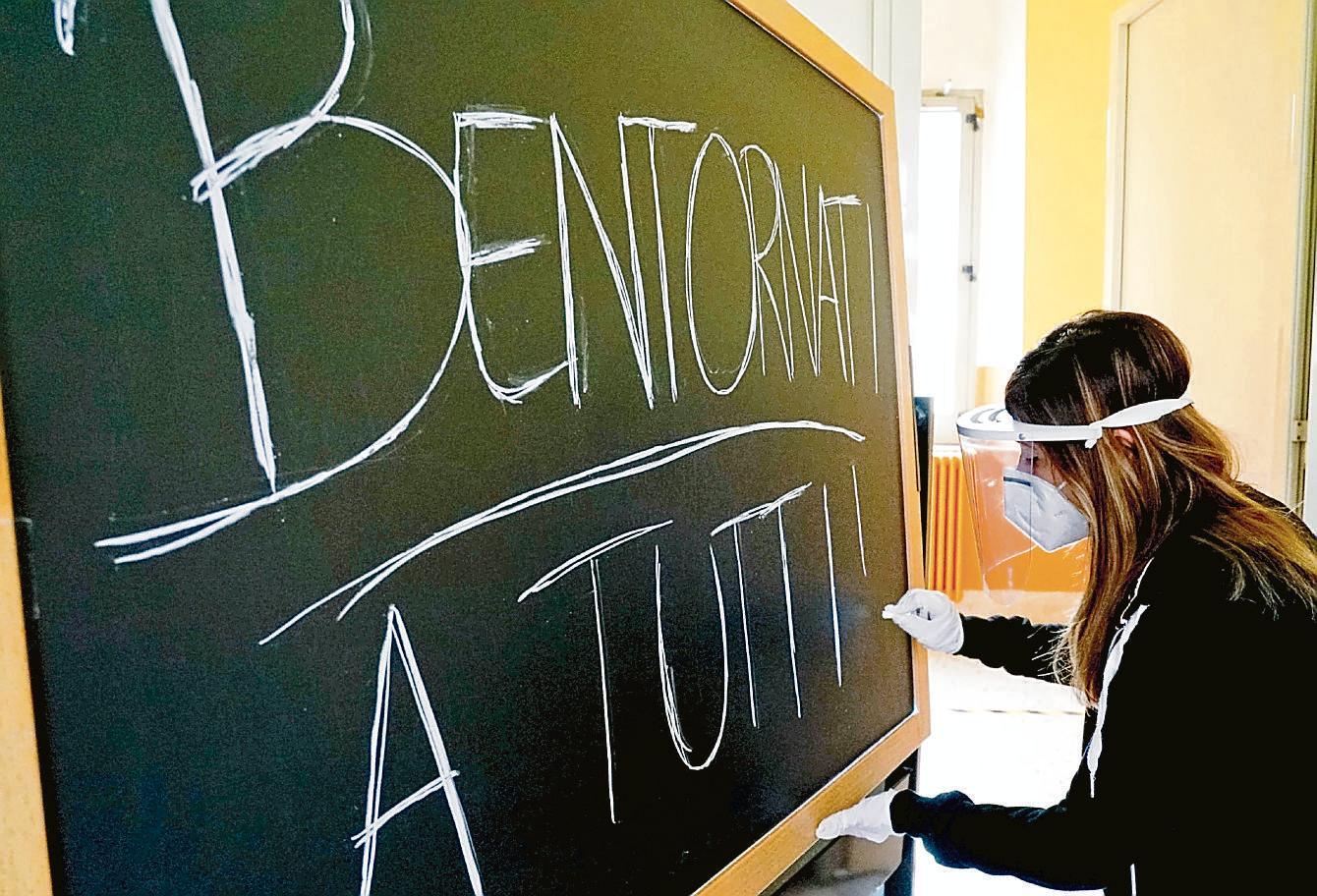 Scuola, lunedì 18 le superiori tornano in classe al 50 per cento