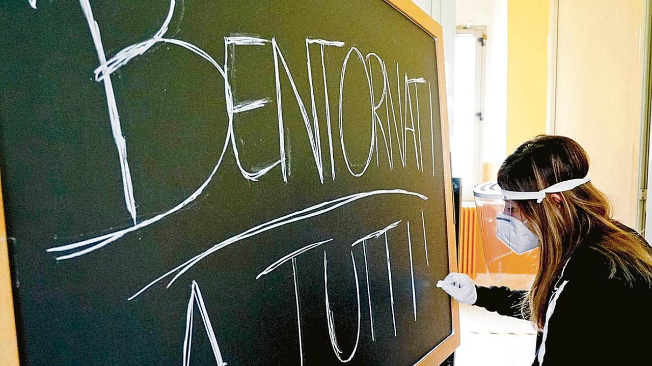Scuola, lunedì 18 le superiori tornano in classe al 50 per cento