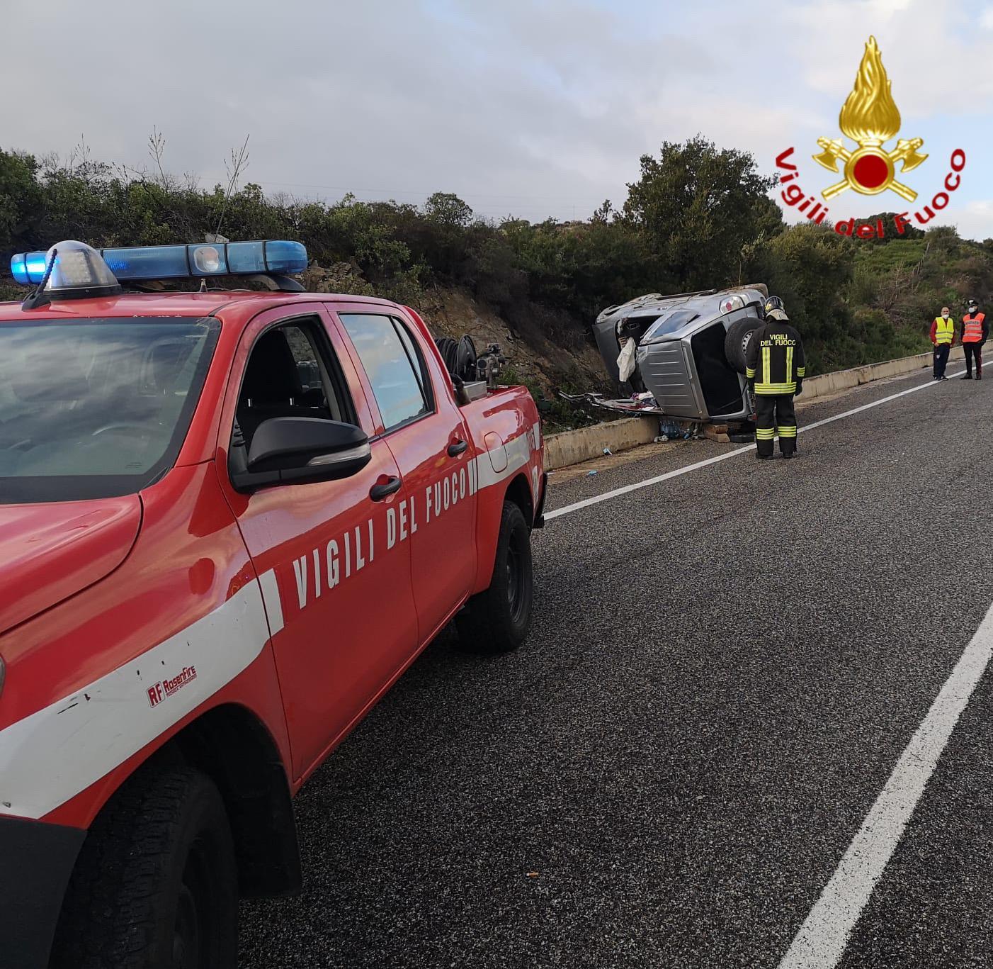Finisce in cunetta e resta incastrato fra le lamiere dell'auto: elisoccorso sulla Bitti-Sologo