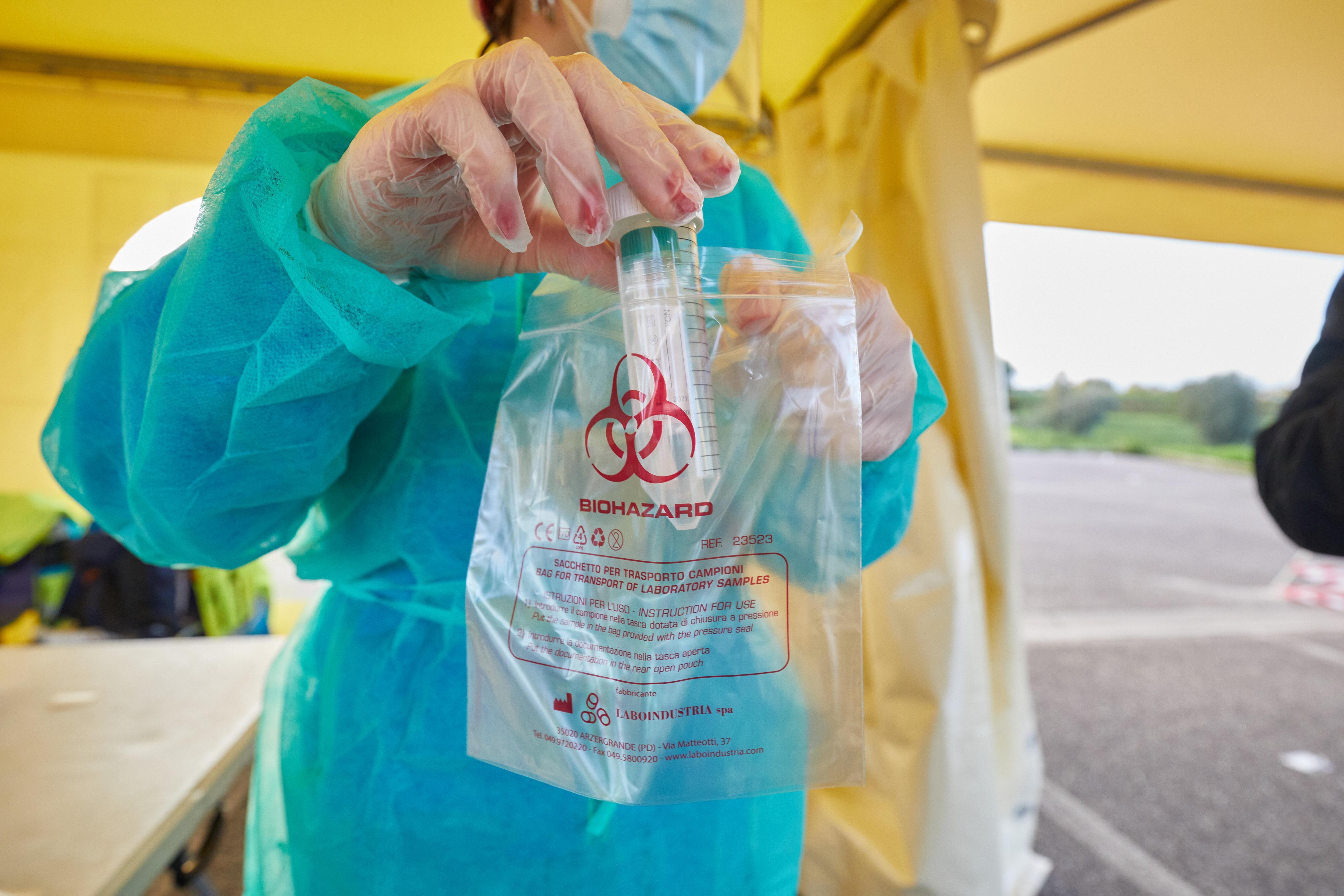 Un tampone per accertare il virus a covid-19 (foto archivio)