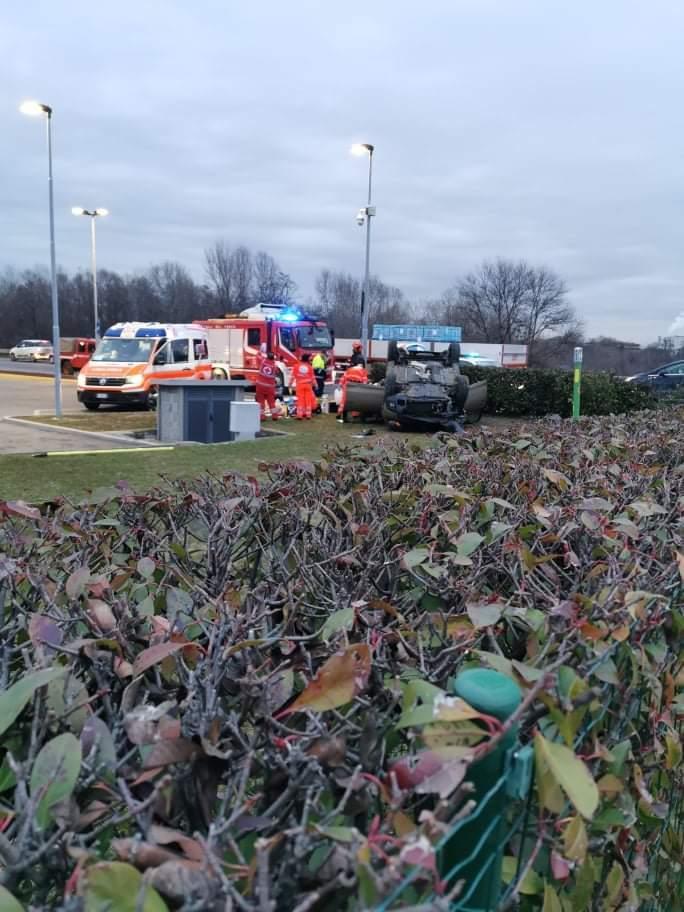 Piomba con l'auto in un'area di servizio e si capotta, soccorsi mobilitati 