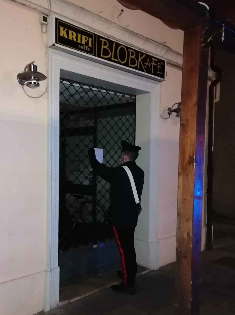 Bondeno. Clienti nel locale anche dopo il coprifuoco: chiusura temporanea per il BlobKaffe
