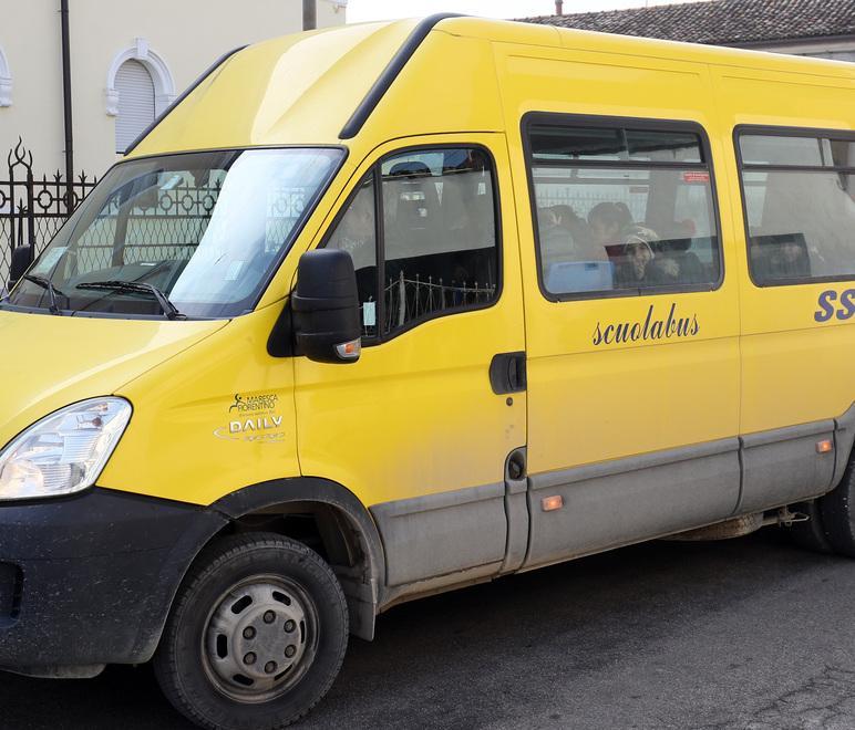 L’aggressione è avvenuta mentre i bimbi aspettavano lo scuolabus