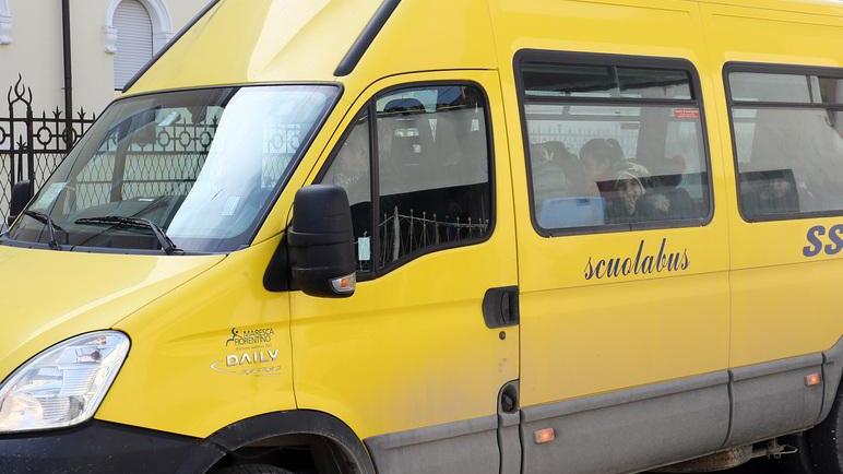 L’aggressione è avvenuta mentre i bimbi aspettavano lo scuolabus