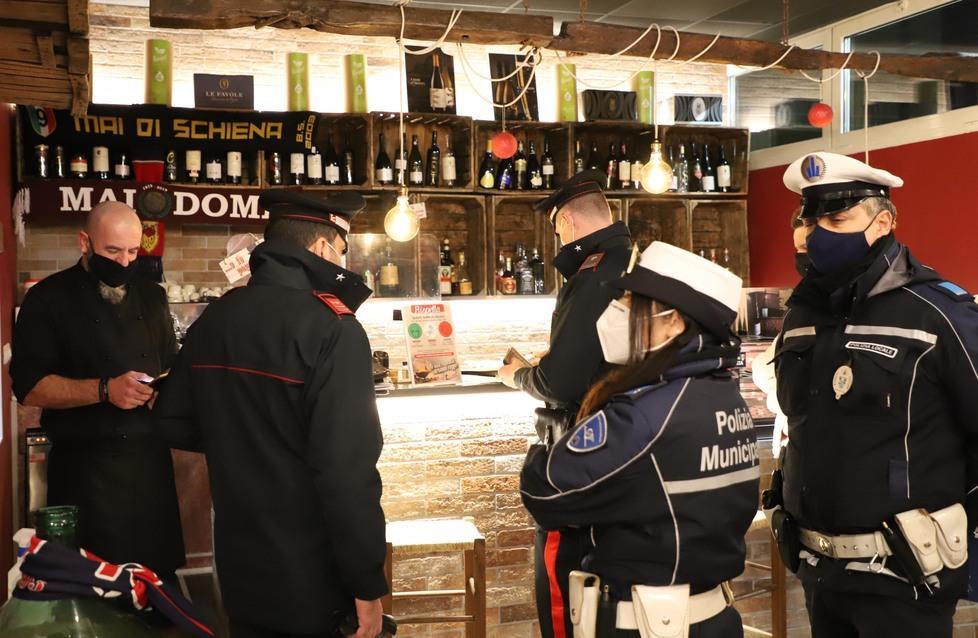 Apre l’osteria ma dopo due ore carabinieri e vigili vanno a multarlo 