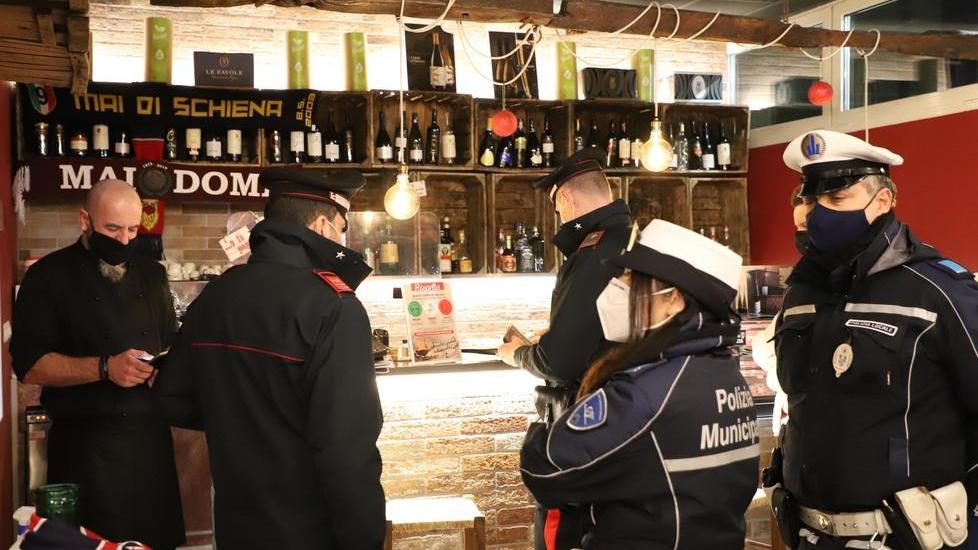 Apre l’osteria ma dopo due ore carabinieri e vigili vanno a multarlo