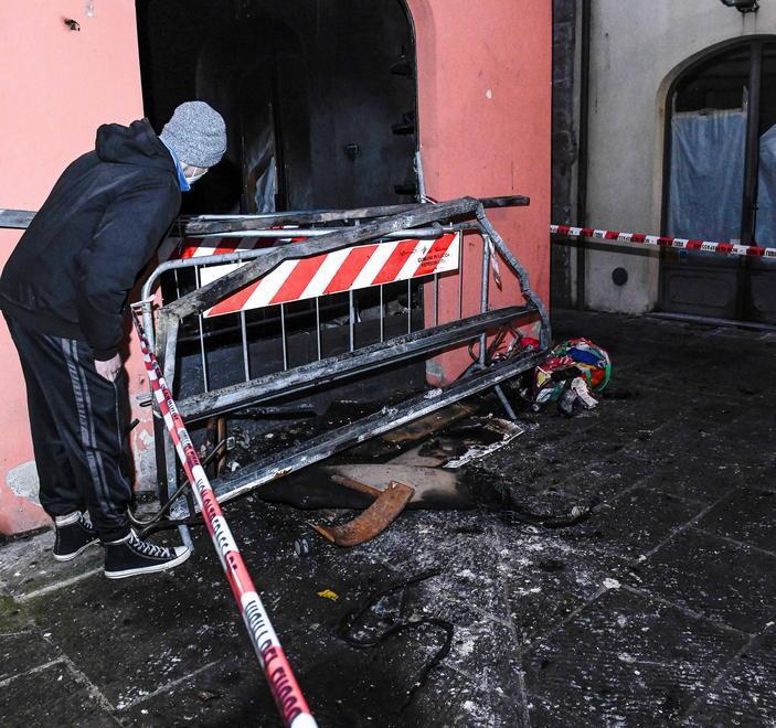 Fiamme in piazzetta San Carlo Va a fuoco l’ex bar Fellini 