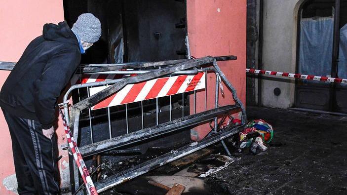 Fiamme in piazzetta San Carlo Va a fuoco l’ex bar Fellini