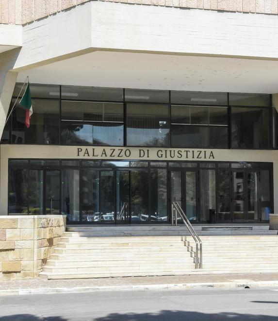 Cercò di far salire con la forza in auto la fidanzata