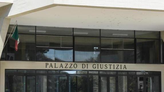 Cercò di far salire con la forza in auto la fidanzata