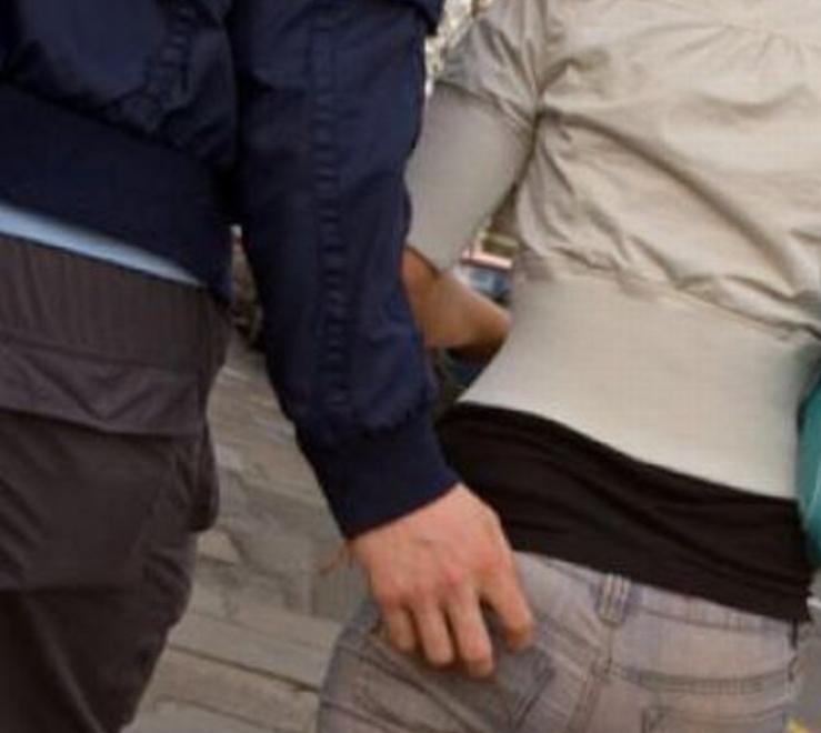 Palpeggiata da uno sconosciuto mentre passeggia: arrestato