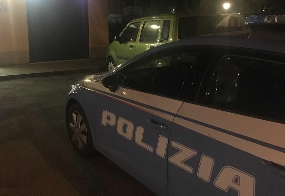 All’alt dei carabinieri fugge a tutta velocità ma la polizia lo cattura 