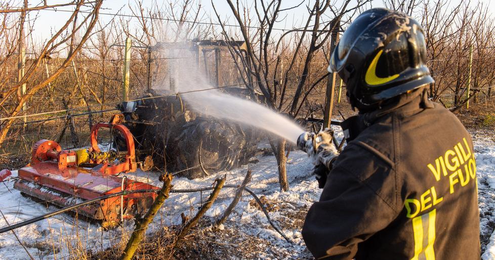 Trattore avvolto da fiamme