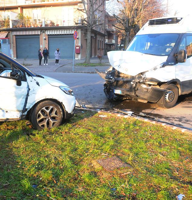 Frontale all’incrocio Una donna resta ferita
