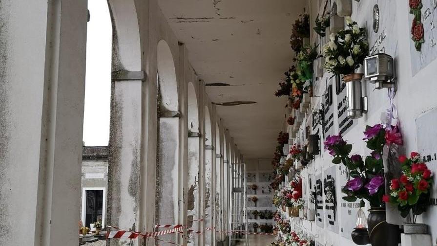 Cadono calcinacci Chiusa parte del portico al cimitero di Berra
