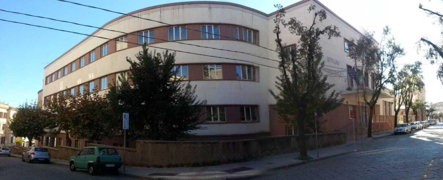 Studenti a passo di danza nel Liceo coreutico Satta 