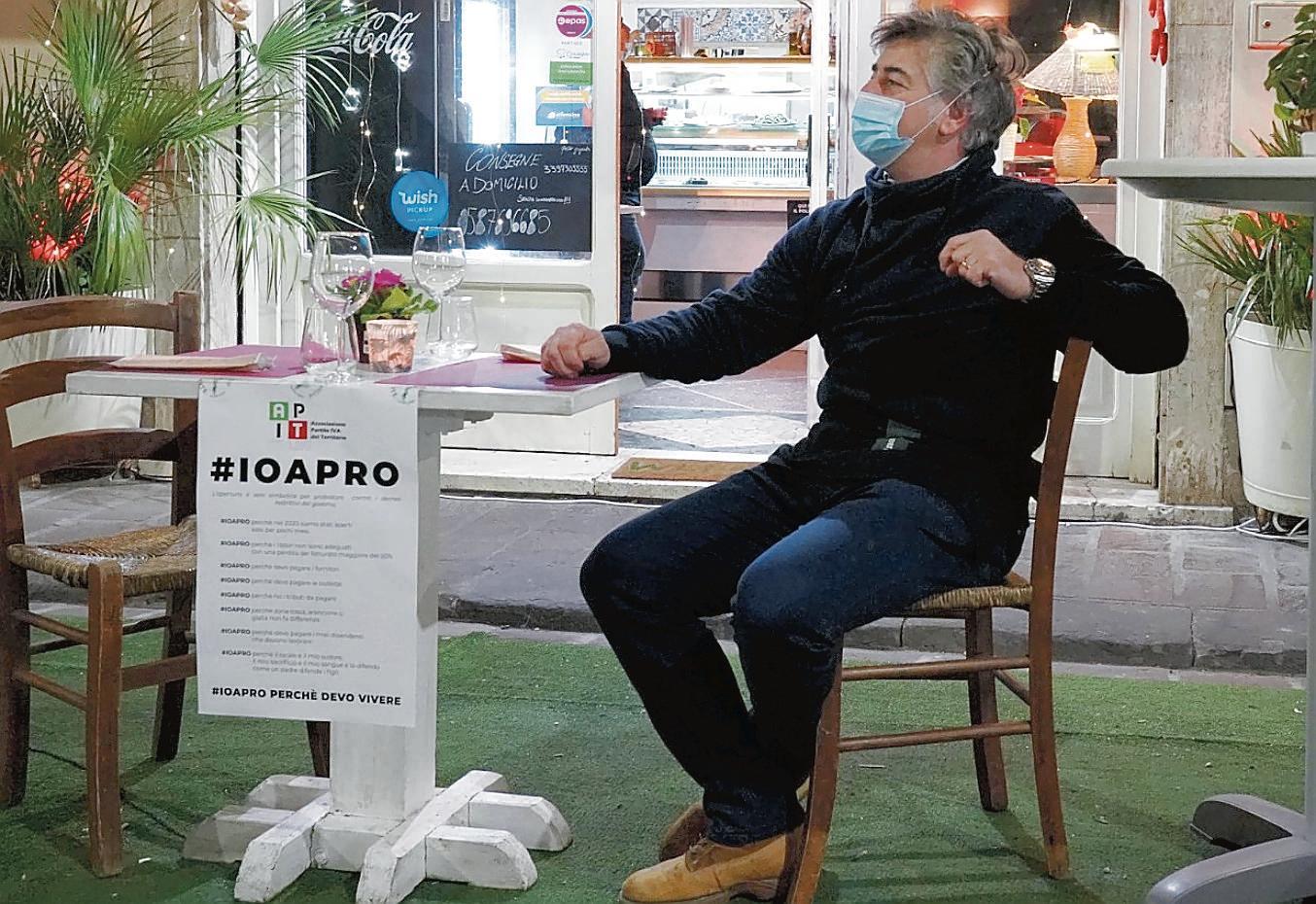 Un ristoratore fuori dal suo locale (foto di Franco Silvi)