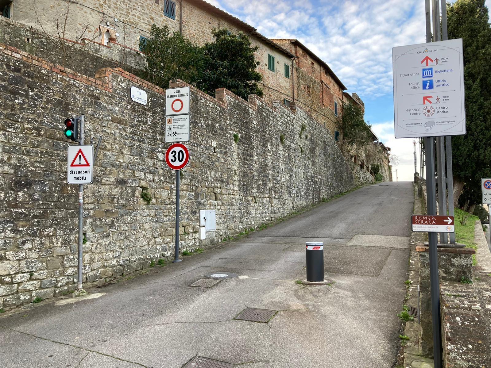 L'accesso al borgo di Vinci regolato dai pilomat