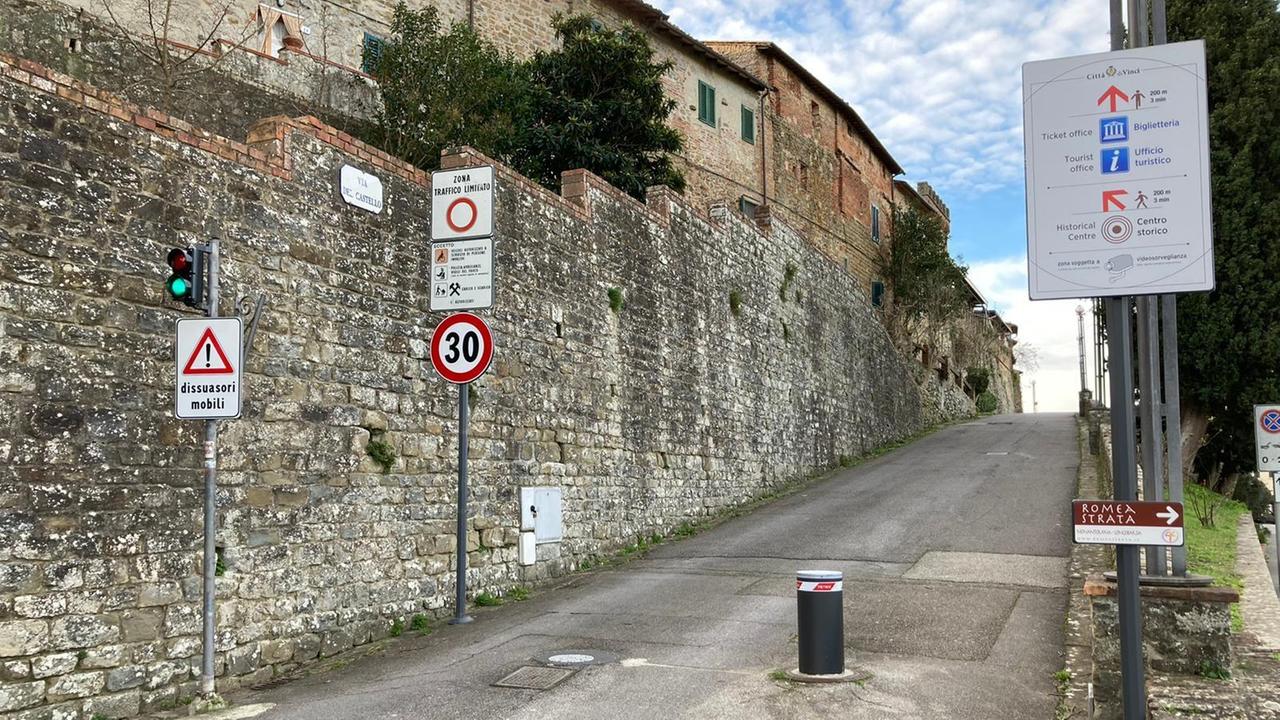 L'accesso al borgo di Vinci regolato dai pilomat