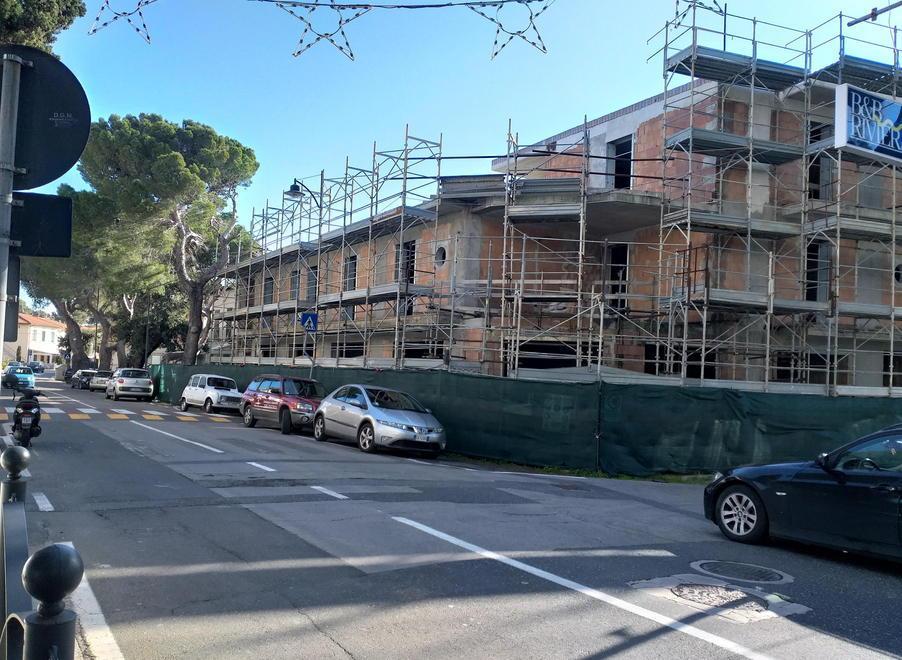 Il cantiere per ristrutturare l’ex cinema è fermo da due anni