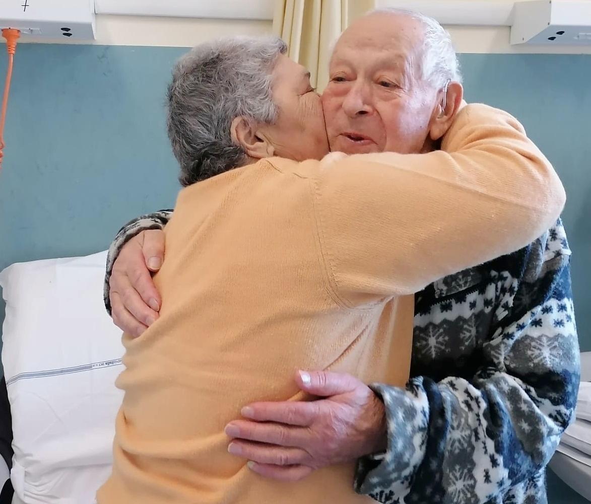 Coronavirus, coppia di pistoiesi festeggia nel reparto cure intermedie i 54 anni di matrimonio
