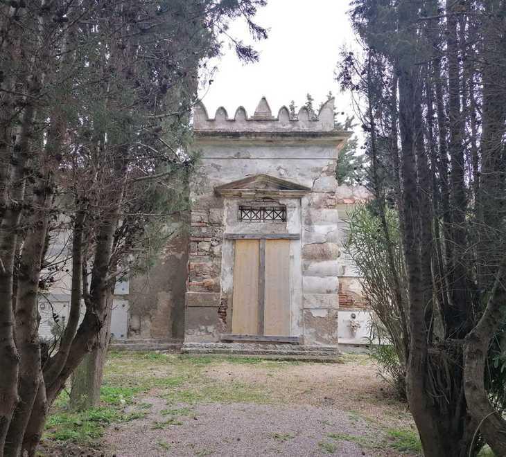 Nel degrado la cappella Verduni, dove don Gino riposa per sempre 