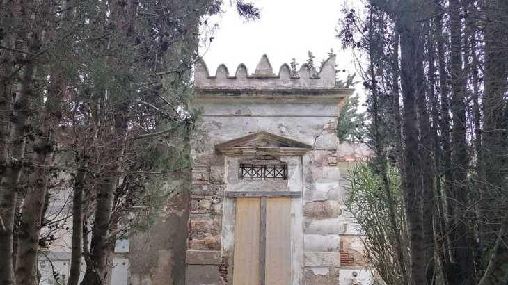 Nel degrado la cappella Verduni, dove don Gino riposa per sempre