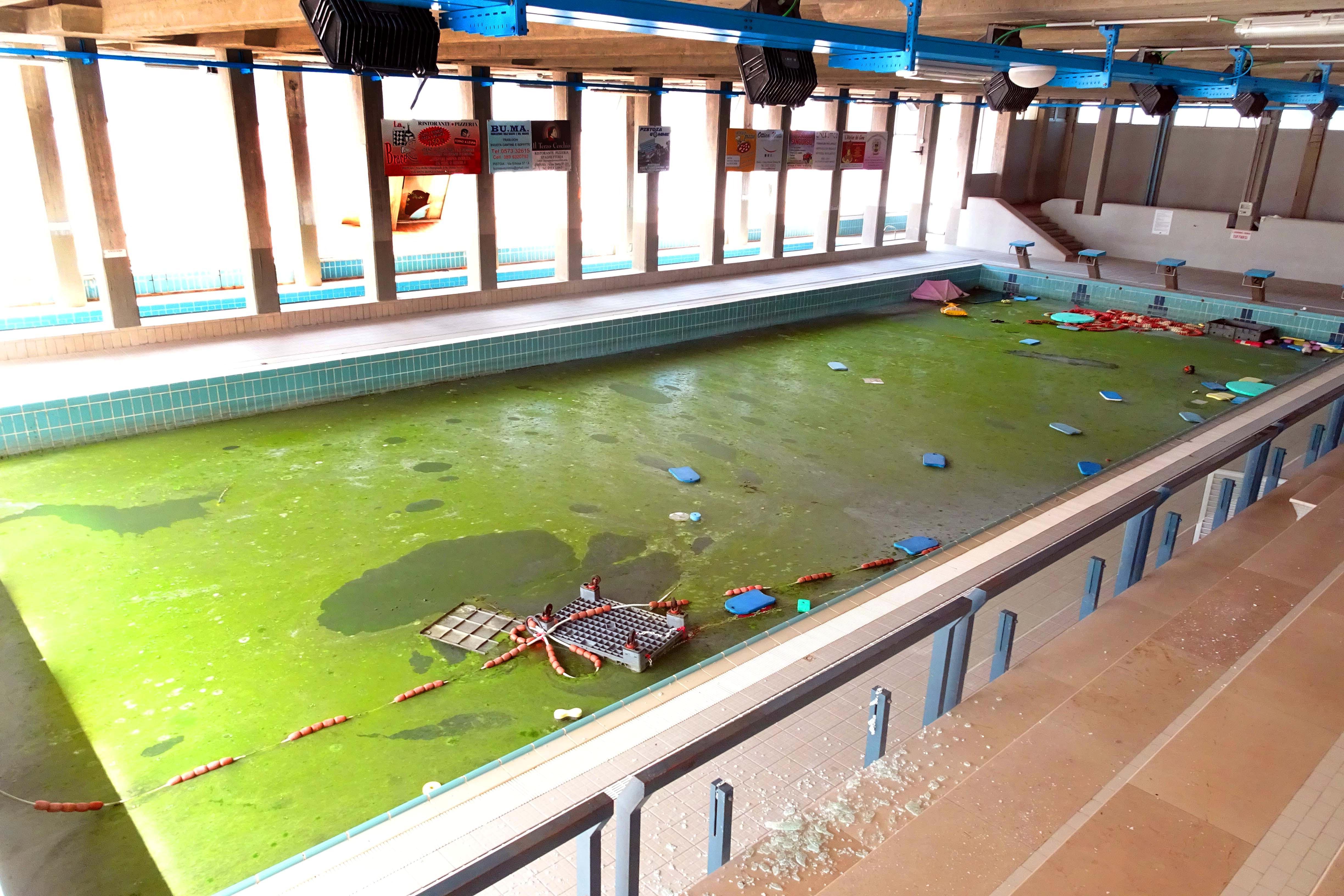 La piscina ostaggio del degrado, ma ora c'è uno spiraglio