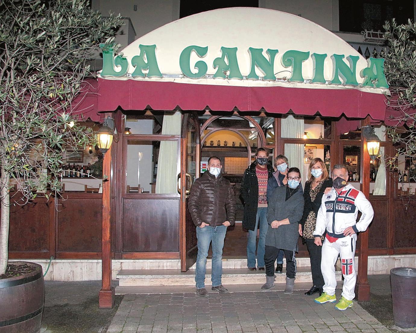 Lo staff della Cantina, a Lido di Camaiore, davanti al ristorante aperto (foto Ciurca/Paglianti)