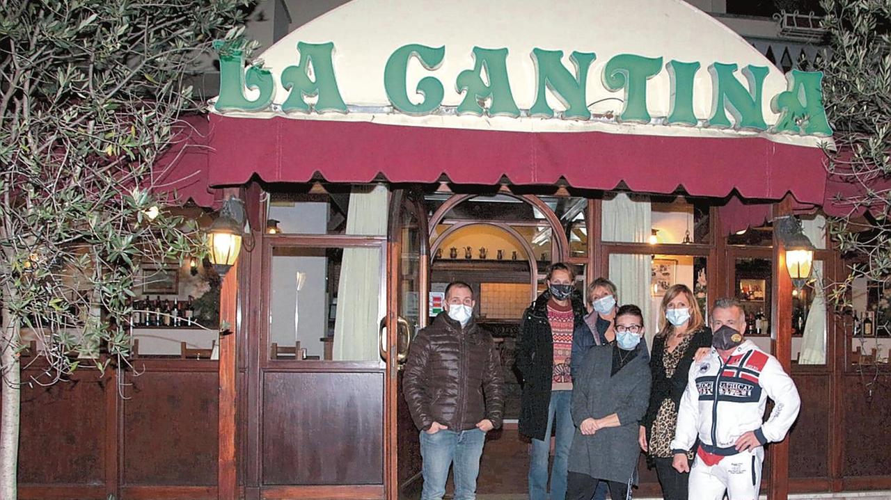 Lo staff della Cantina, a Lido di Camaiore, davanti al ristorante aperto (foto Ciurca/Paglianti)