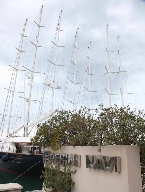 L’ingresso della sede Perini Navi in Darsena a Viareggio e la banchina dedicata
