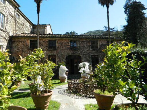 Villa Michaela, complesso immobiliare nascosto alle pendici del monte Zano, in via di Valle, la strada che alle spalle della chiesa di Vorno conduce in una delle zone più suggestive delle colline del capannorese: la dimora più volte è finita sulle riviste specializzate proprio per i giardini che si vedono nelle fotografie. Proprietaria è la famiglia Rhode