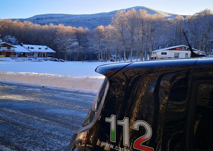 Finisce fuori strada bloccato nella neve: soccorso dai carabinieri 
