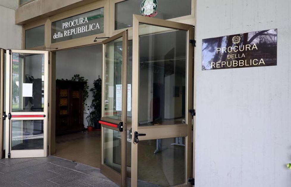L’ingresso della procura di Massa-Carrara