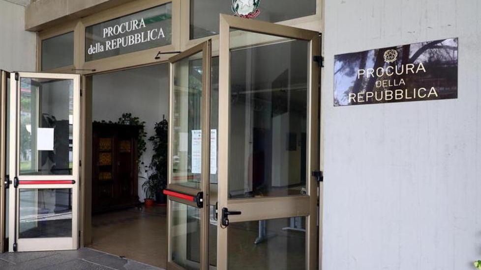 L’ingresso della procura di Massa-Carrara
