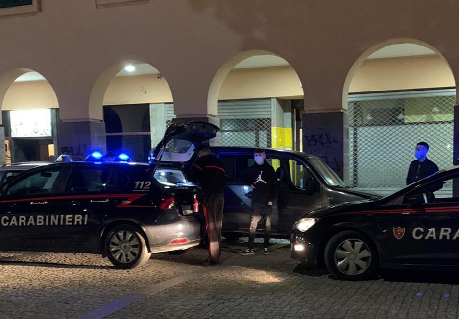 Covid, in 150 a bere davanti a un locale col distributore automatico: pioggia di sanzioni a Carbonia