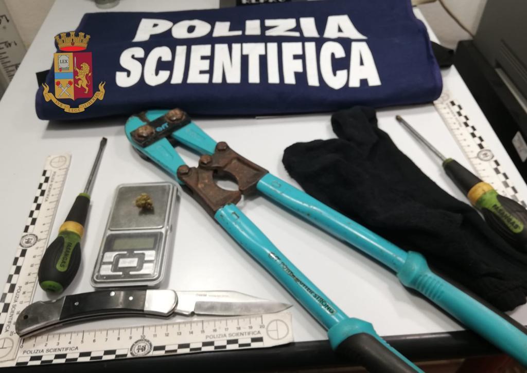 Gli arnesi per compiere furti sequestrati dalla polizia di Empoli